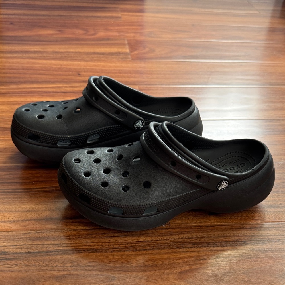 CROCS Womans Classic Platform Clog. Woman’s size 11